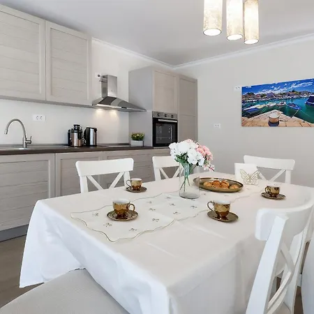 Apartmán With Private Pool - Sara